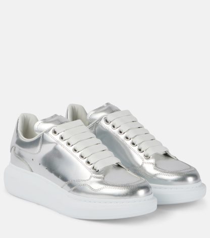 billiger Luxus Alexander McQueen Übergroße Metallic-Leder-Sneakers Silber